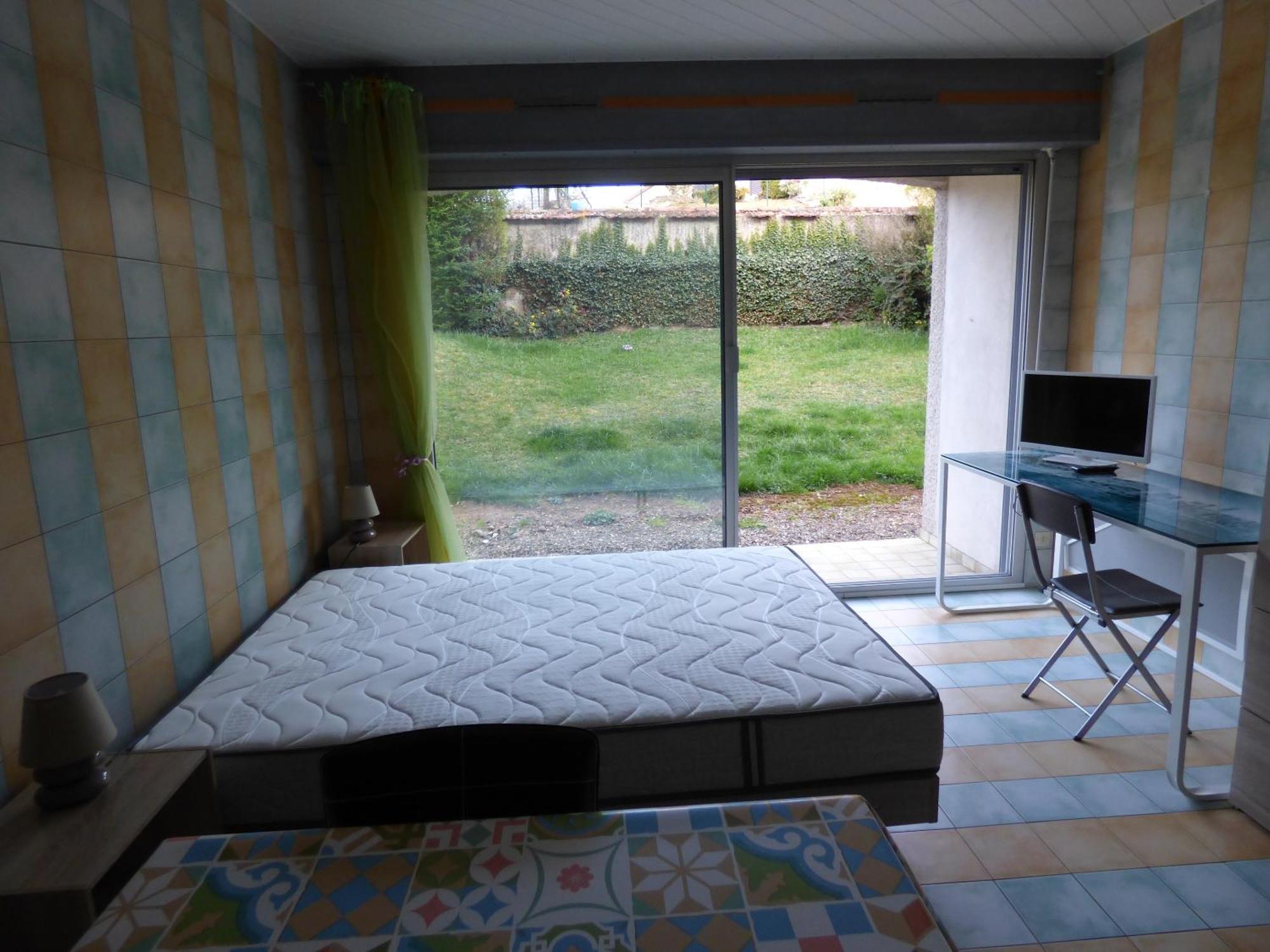 Studio Charmant Dans Brioude - 25 M² Avec Terrasse Et Parking Apartment Exterior photo